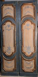 Porta a due battenti in legno laccato azzurro sagome oro mecca e fondo formelle beige Napoli XVIII° sec. cm.114 x 225